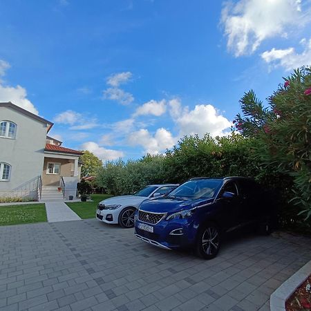 Apartman Ika Umag Exteriör bild