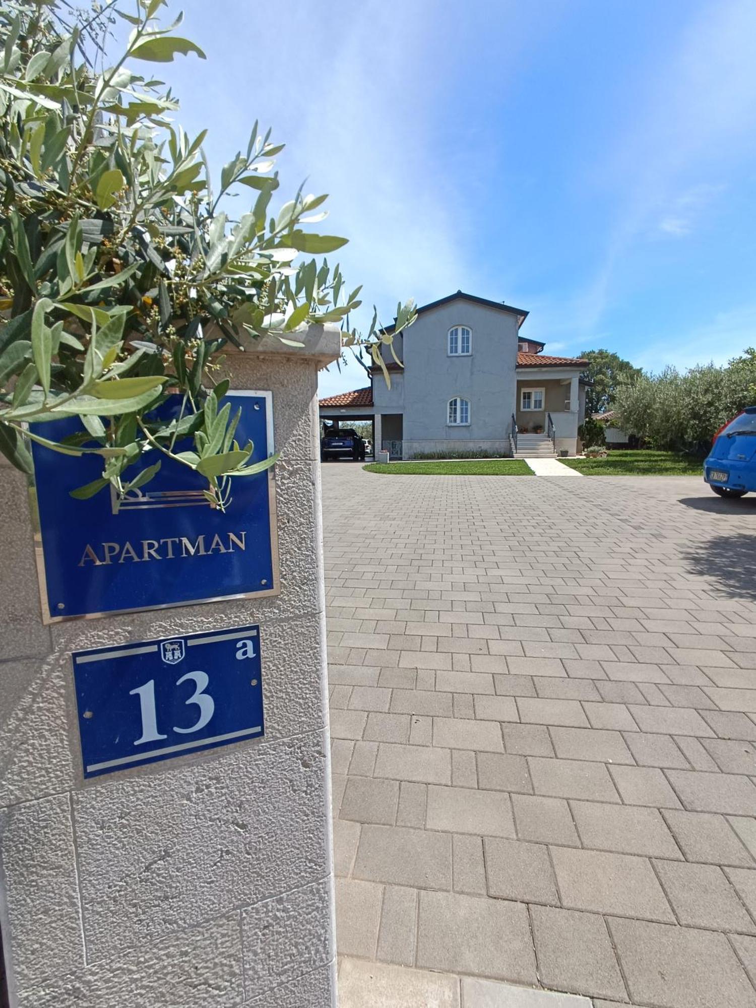Apartman Ika Umag Exteriör bild