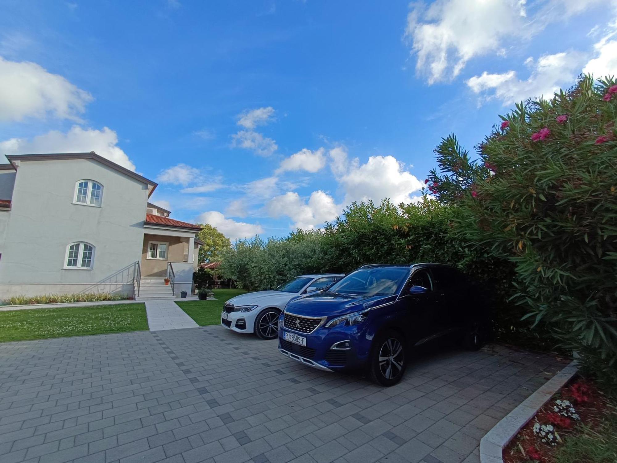 Apartman Ika Umag Exteriör bild