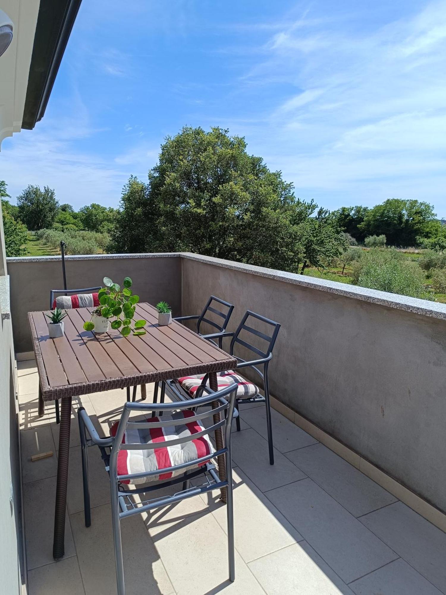 Apartman Ika Umag Exteriör bild