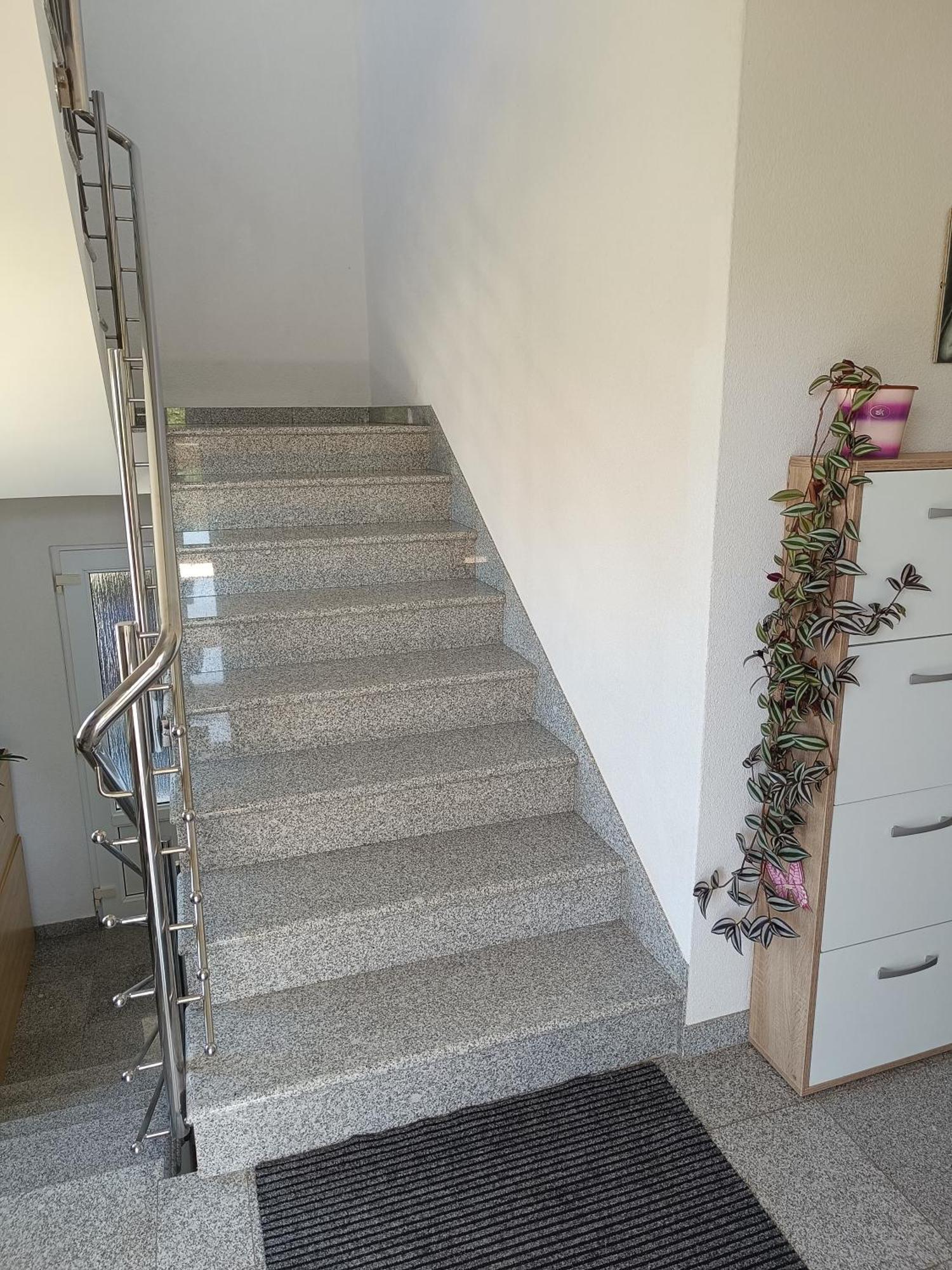 Apartman Ika Umag Exteriör bild