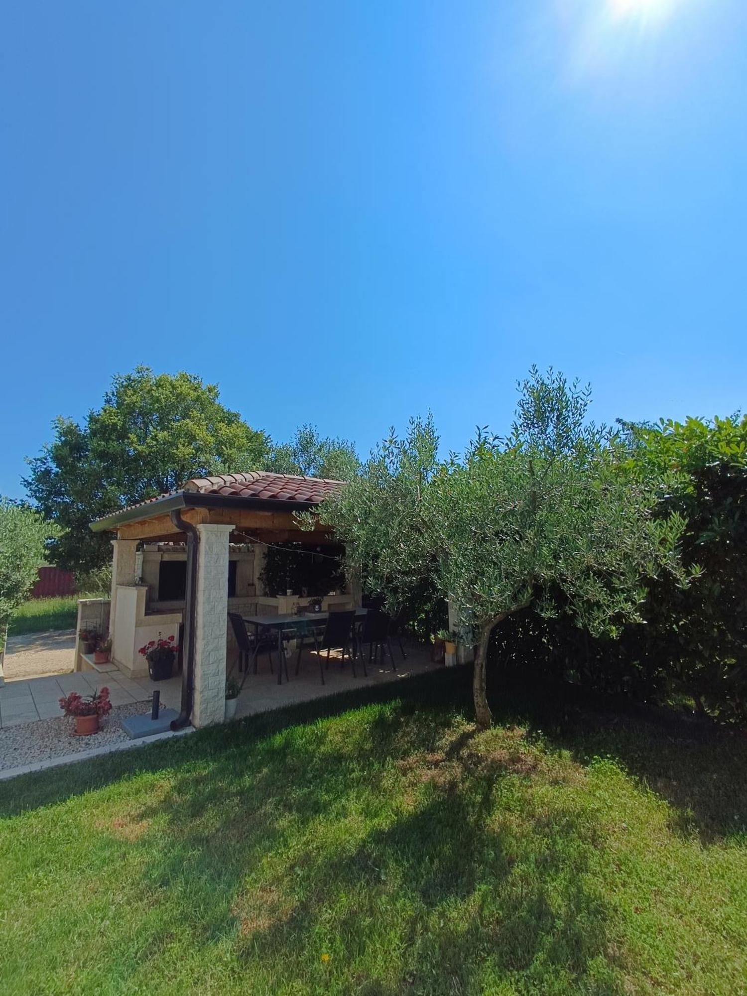 Apartman Ika Umag Exteriör bild