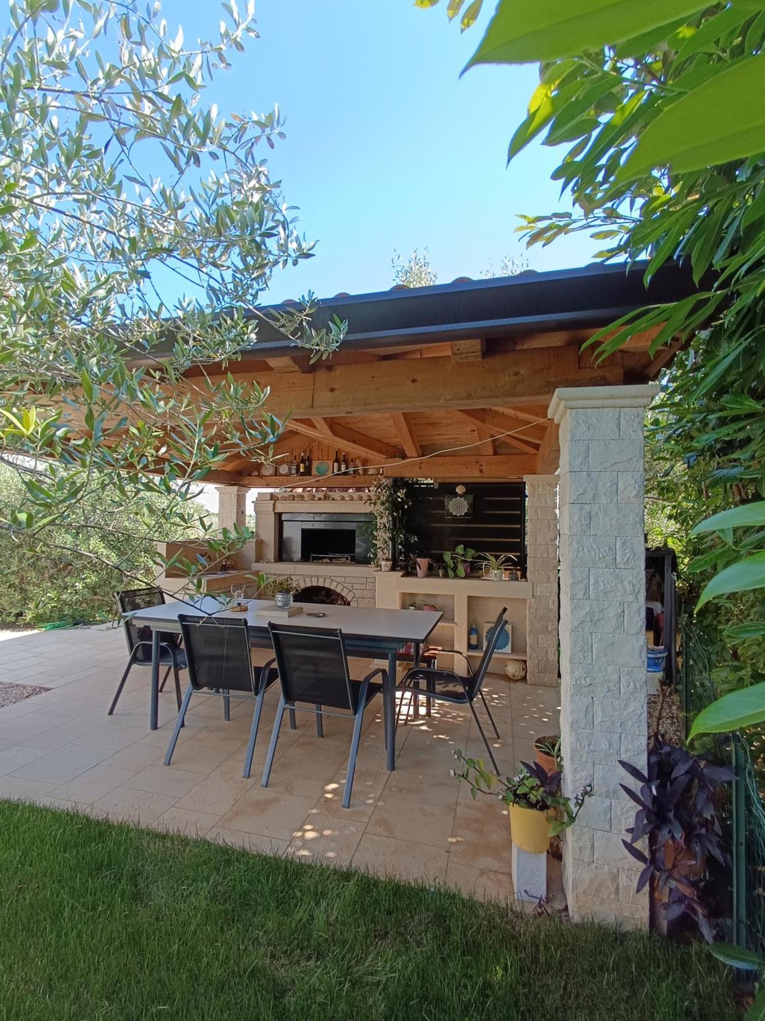 Apartman Ika Umag Exteriör bild