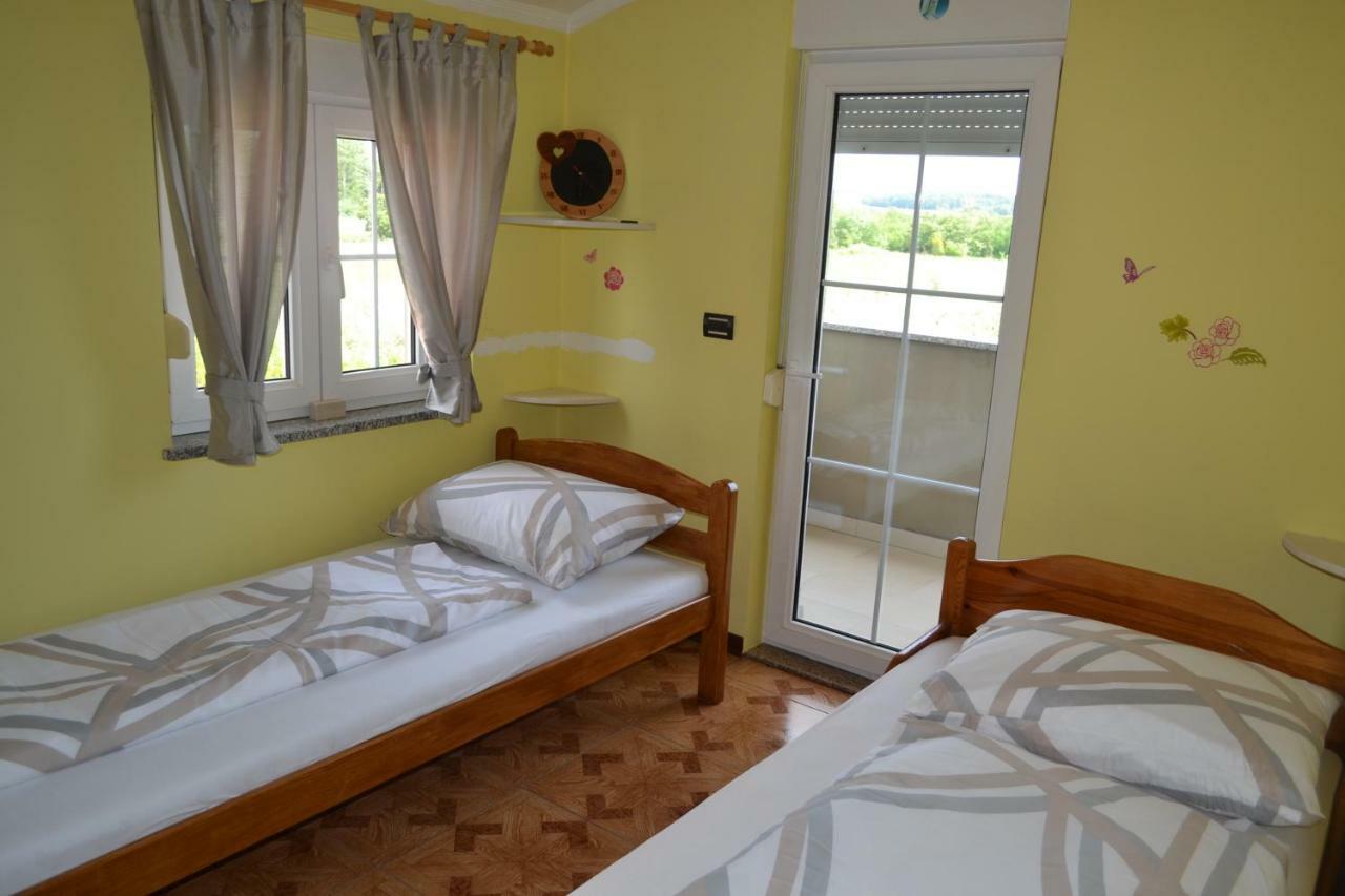 Apartman Ika Umag Exteriör bild
