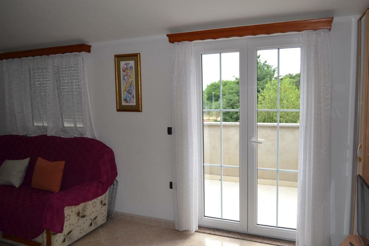 Apartman Ika Umag Exteriör bild
