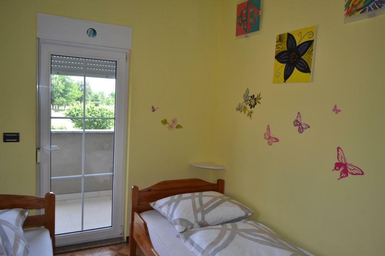 Apartman Ika Umag Exteriör bild