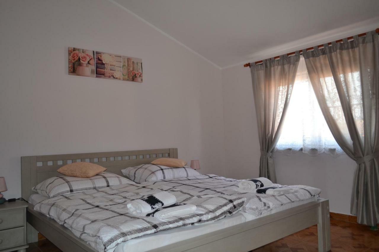 Apartman Ika Umag Exteriör bild