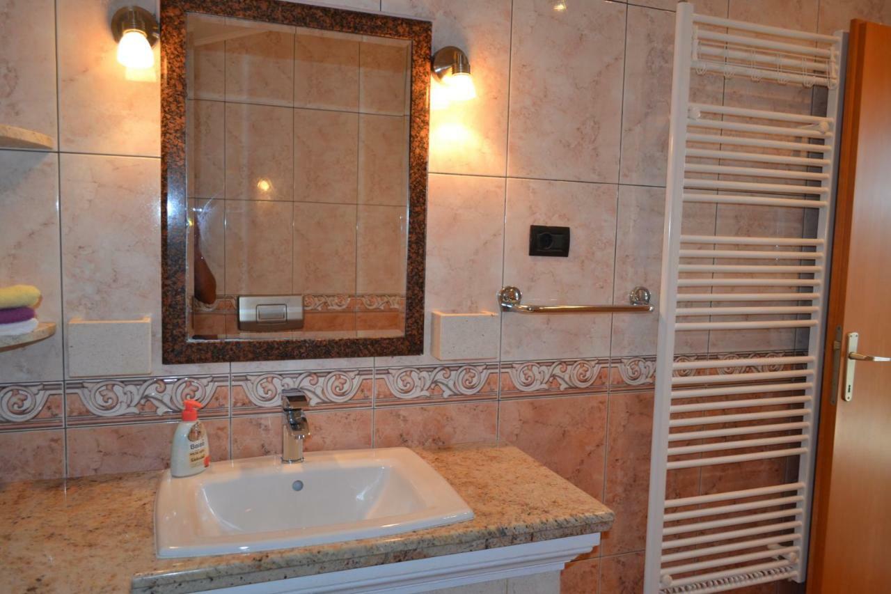 Apartman Ika Umag Exteriör bild