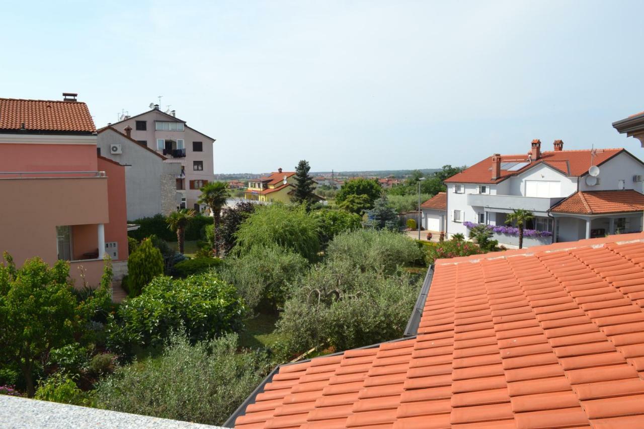 Apartman Ika Umag Exteriör bild