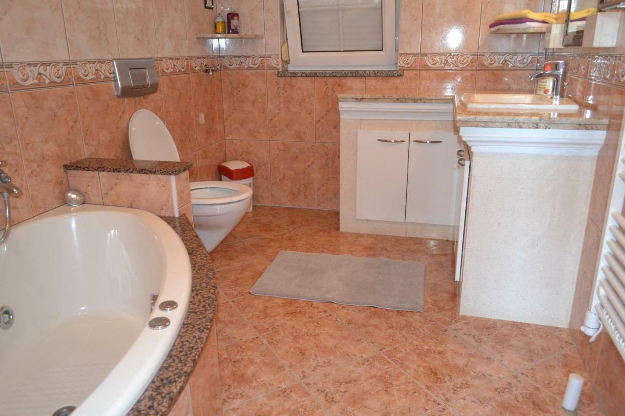 Apartman Ika Umag Exteriör bild